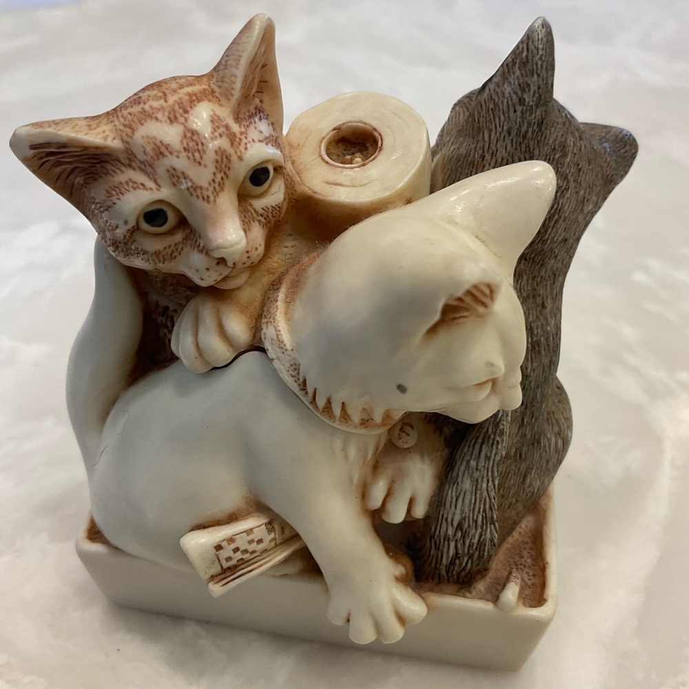 Harmony Kingdom Powder Room Cats Trinket Box Figurine, 2.5" tall x 2.25" wide